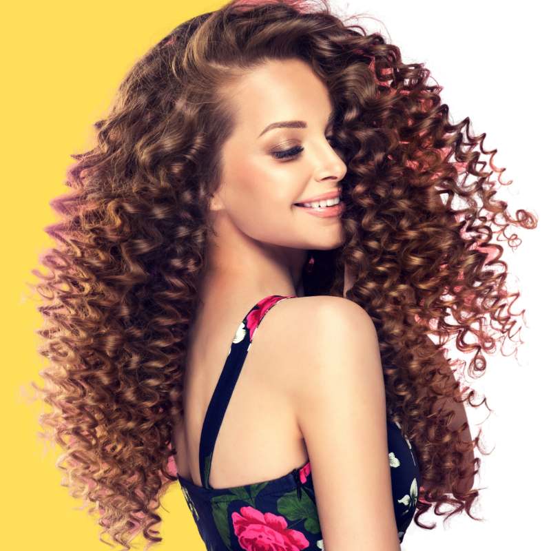 metodo curly mujer con pelo largo y rizado